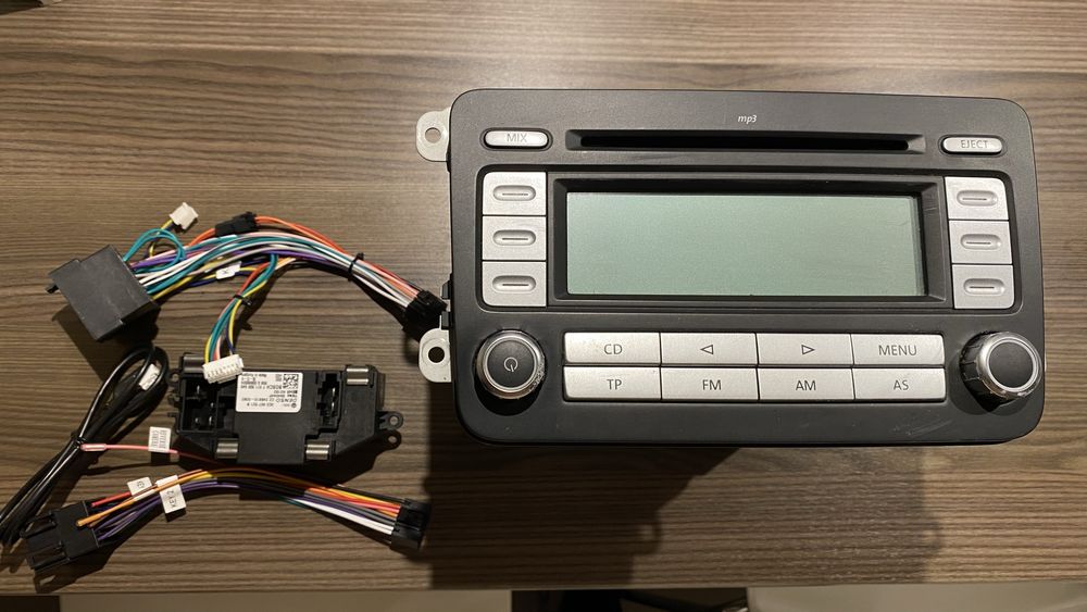 Oryginalne radio VW Touran 2007 z dekoderem CAN-Bus i okablowaniem