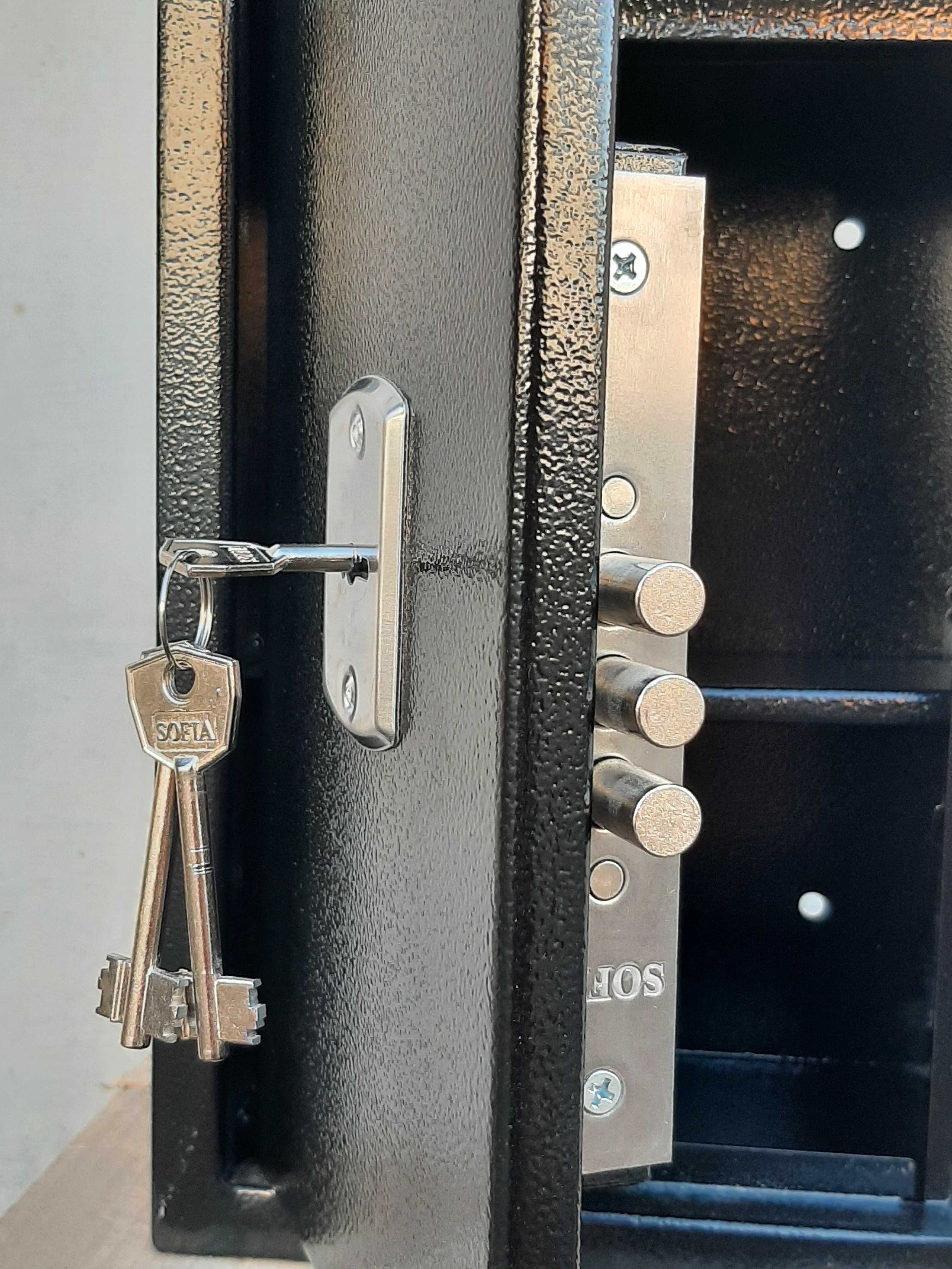НОВЫЕ компактные сейфы с 3 ключами. Количество !