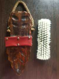 Щіітка для одягу або взуття у декоративному дерев'яному чохлі