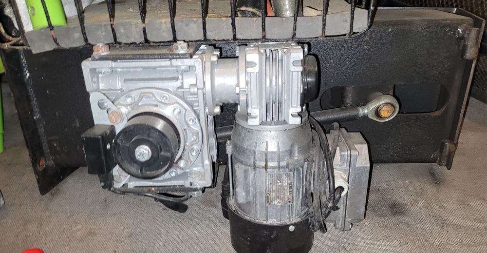 Podajnik  tłokowy  plus  silnik  piec