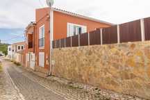 Moradia renovada com 3 quartos e 2 apartamentos em Bensafrim
