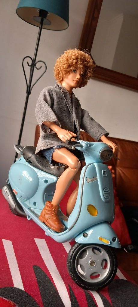 Boneco Mattel com mota Vespa