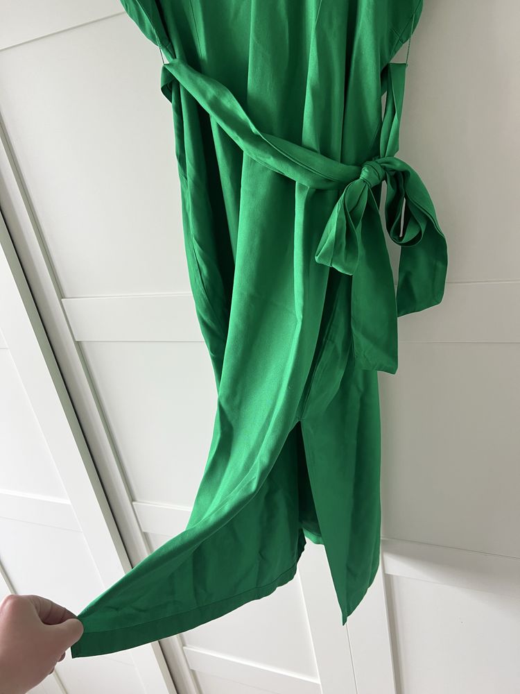 Zielona prosta elegancka sukienka z krótkim rękawem dekolt v midi
