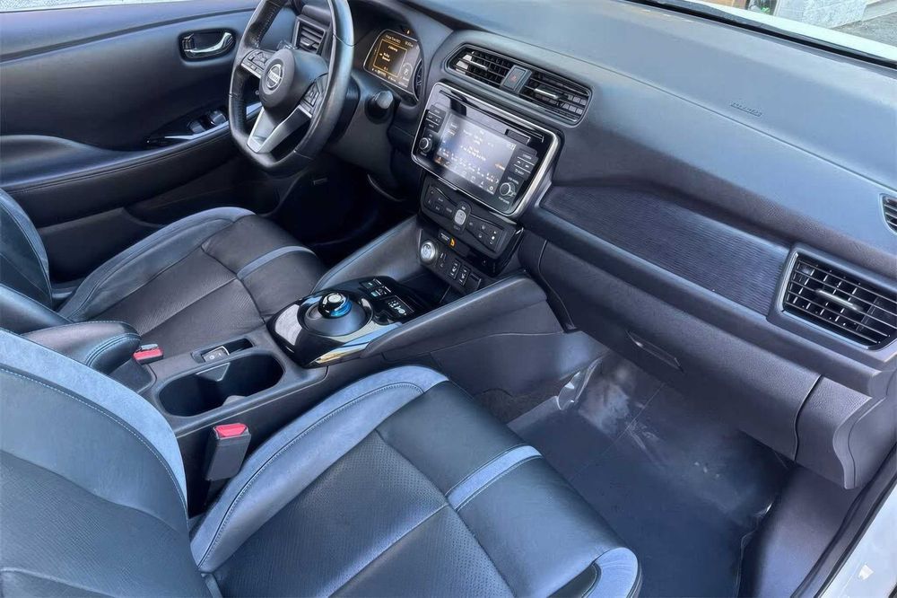 Nissan LEAF SL      2019