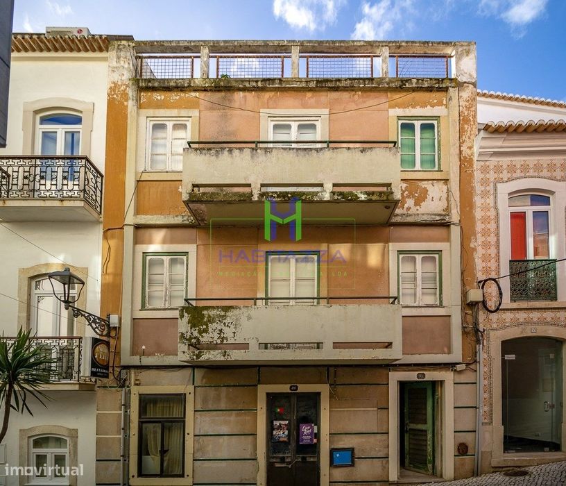 Prédio no Centro histórico de Lagos composto por 2 Apartamentos T3 e 1
