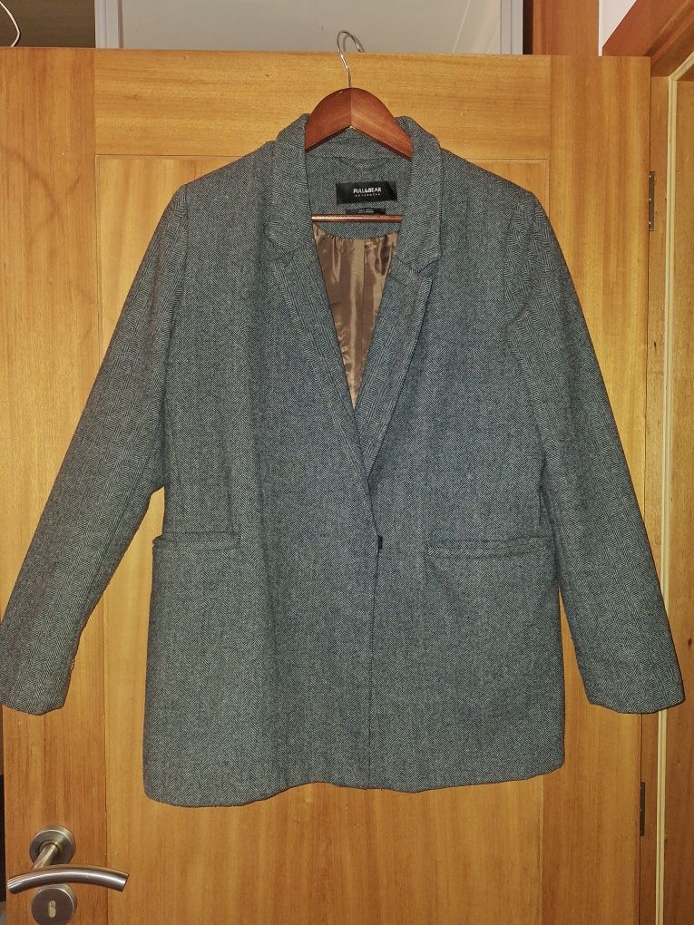 Sobretudo / Casaco Cinzento Pull & Bear

Tamanho M

Aperta estilo blaz