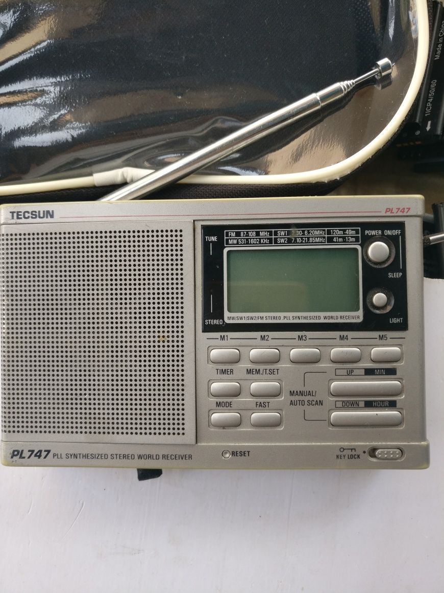 Радио приймач TECSUN PL747. Робочiй.