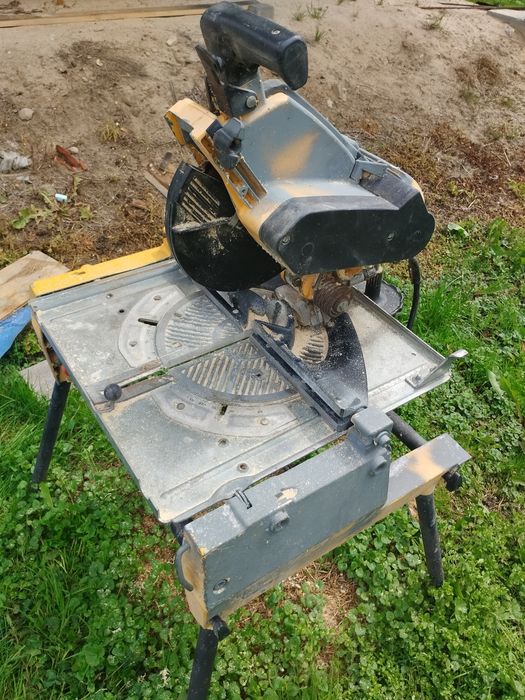 Pilarka stołowa ukosowa DeWalt 743