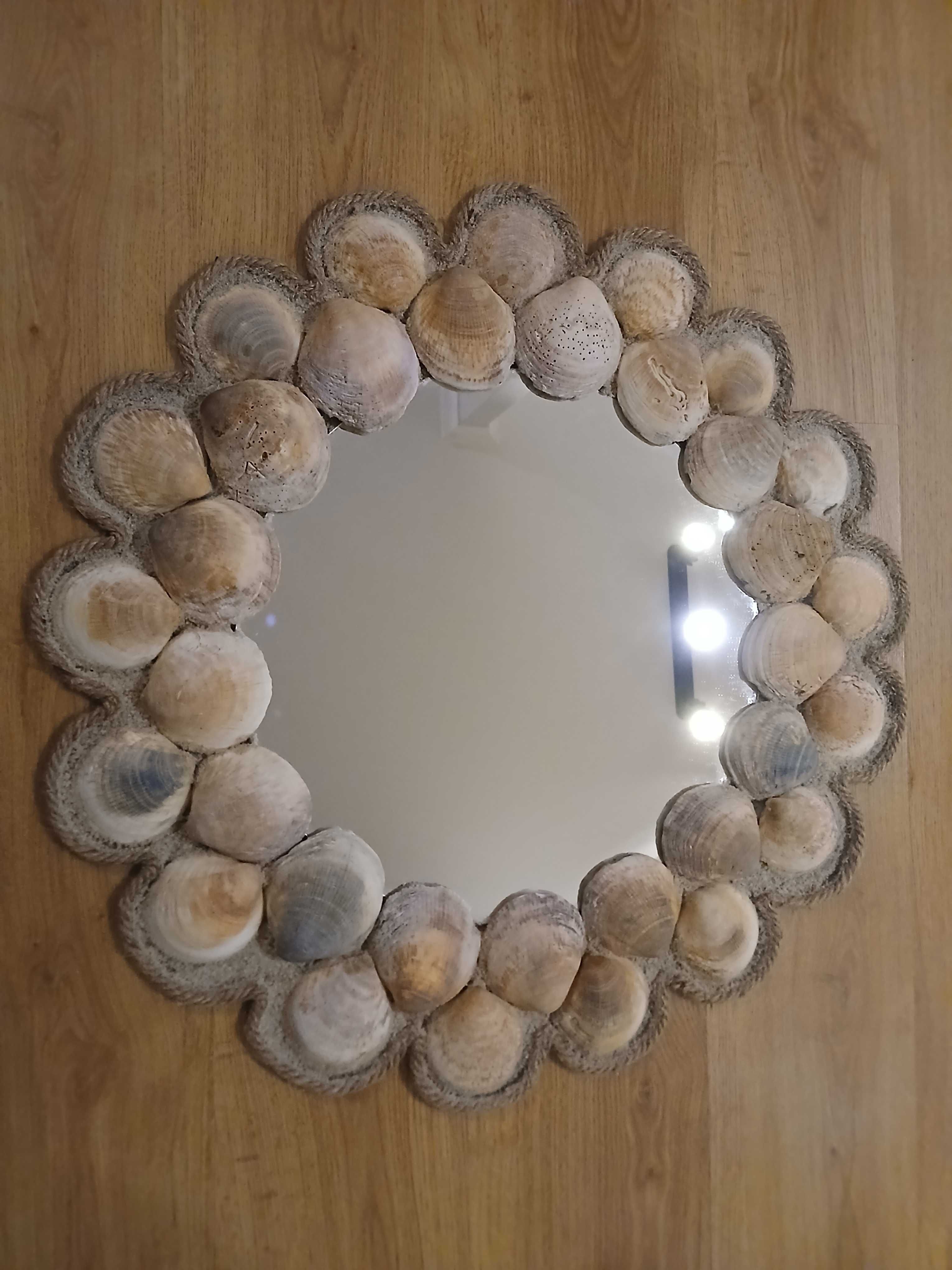 Espelho decorado com conchas