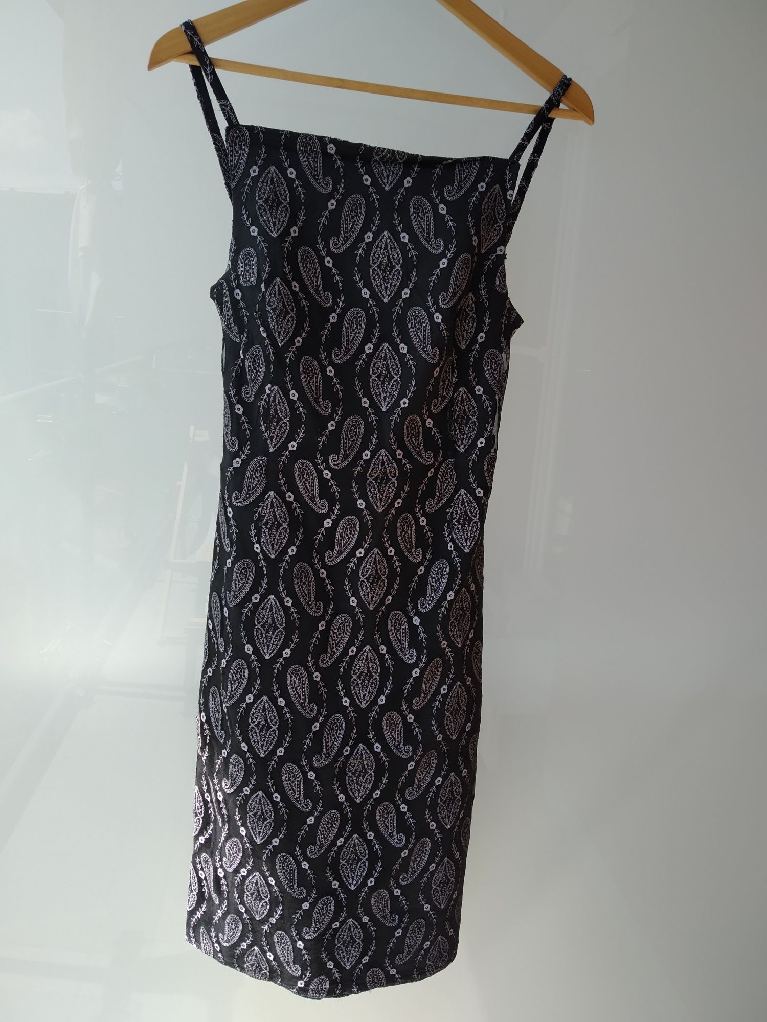 Sukienka "mała czarna" z haftem + bolerko