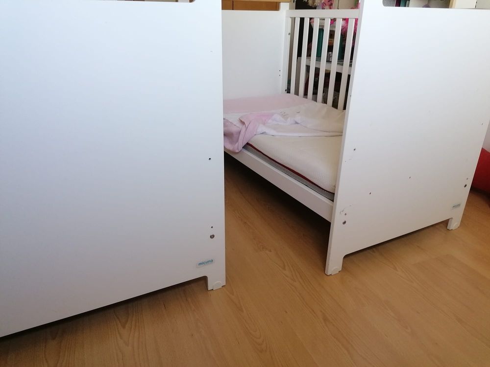 Cama de grades Micuna com colchão e edredão