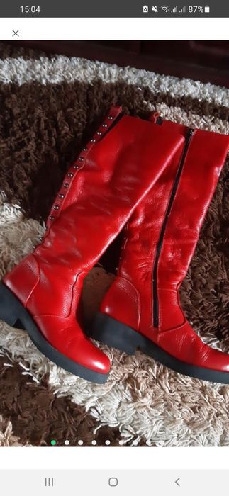 Стильные кожаные зимние сапоги.