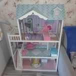 Drewniany domek dla lalek