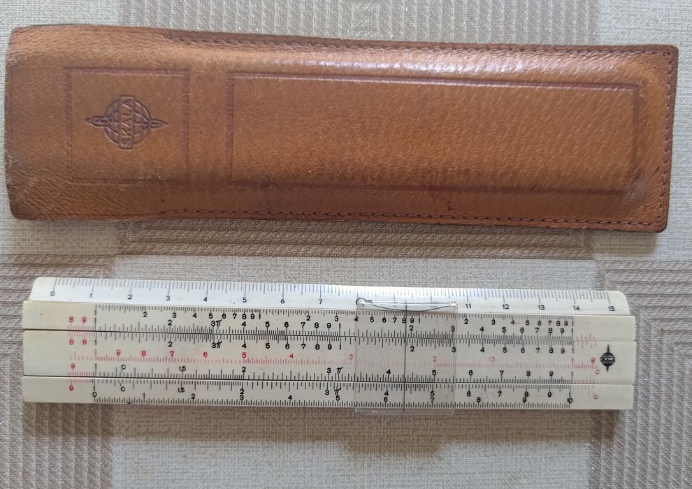 Suwak logarytmiczny Skala + skórzane etui. PRL