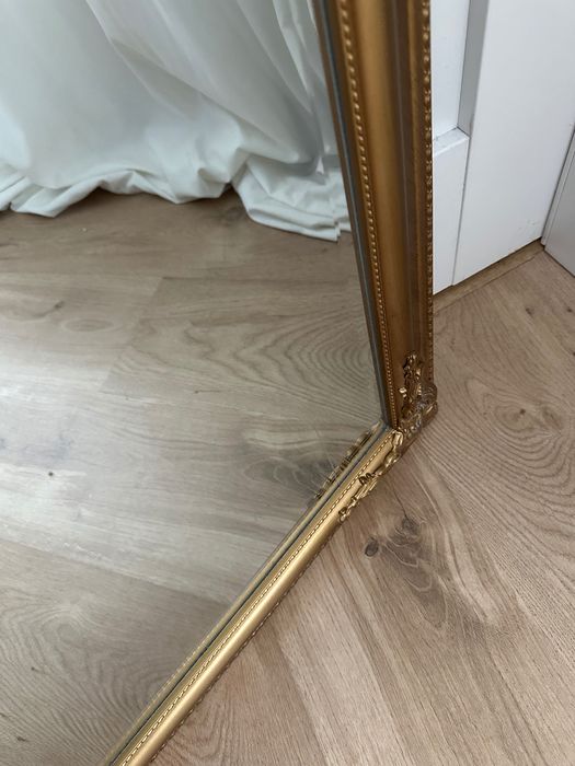 Lustro wiszące w złotej ramie