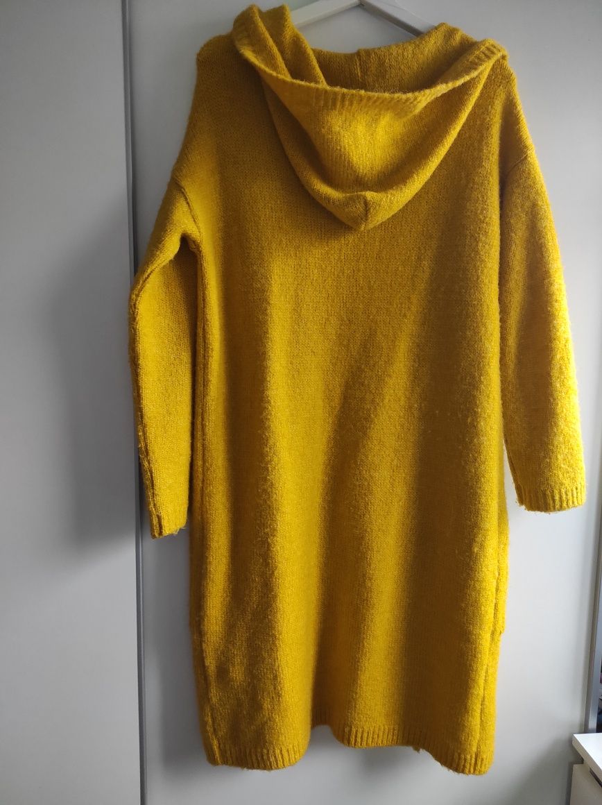 Długi żółty wiosenny sweter z kapturem musztardowy