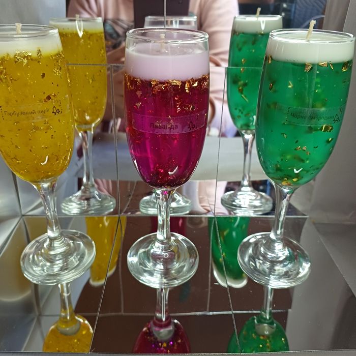 Свічка в бокалі шампанське