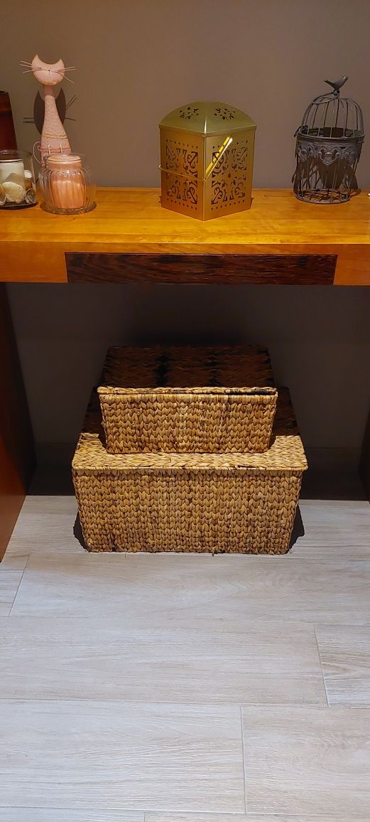 Caixas de arrumação em palhinha.
