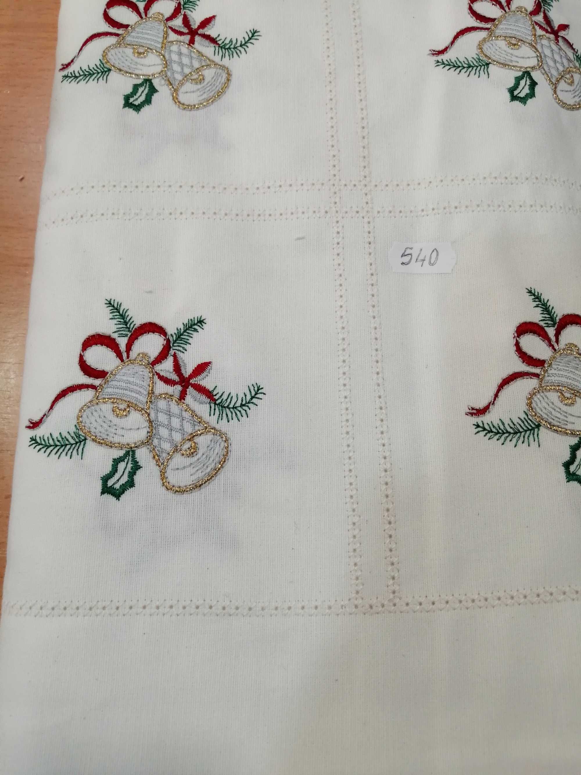 Tecidos ajourados (com bordados)