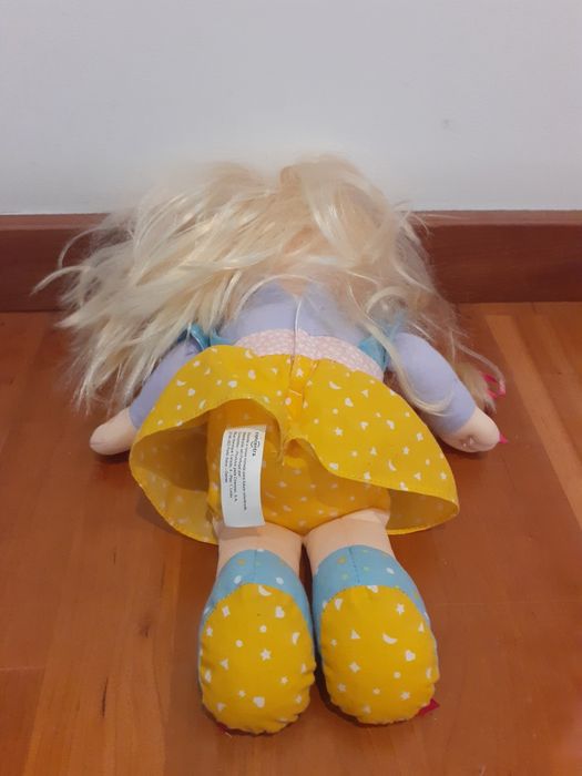 Boneca Joana dá beijinhos