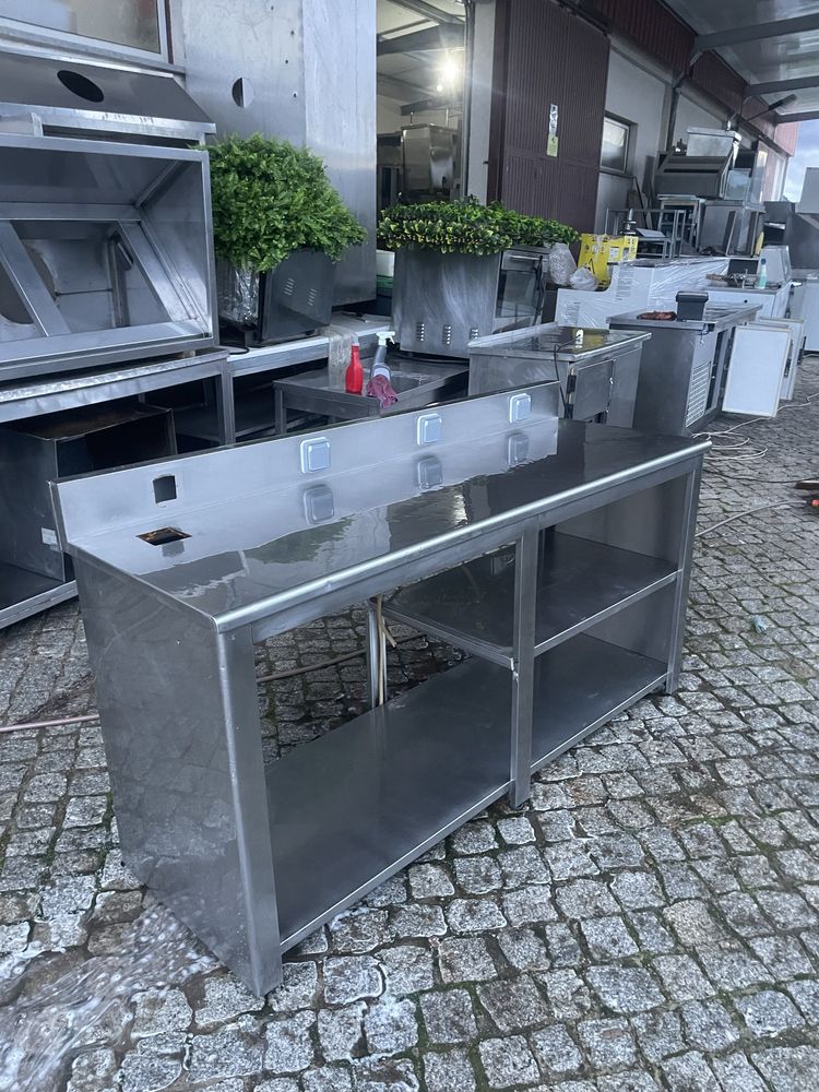 Bancada de inox - C/ tomadas elétricas