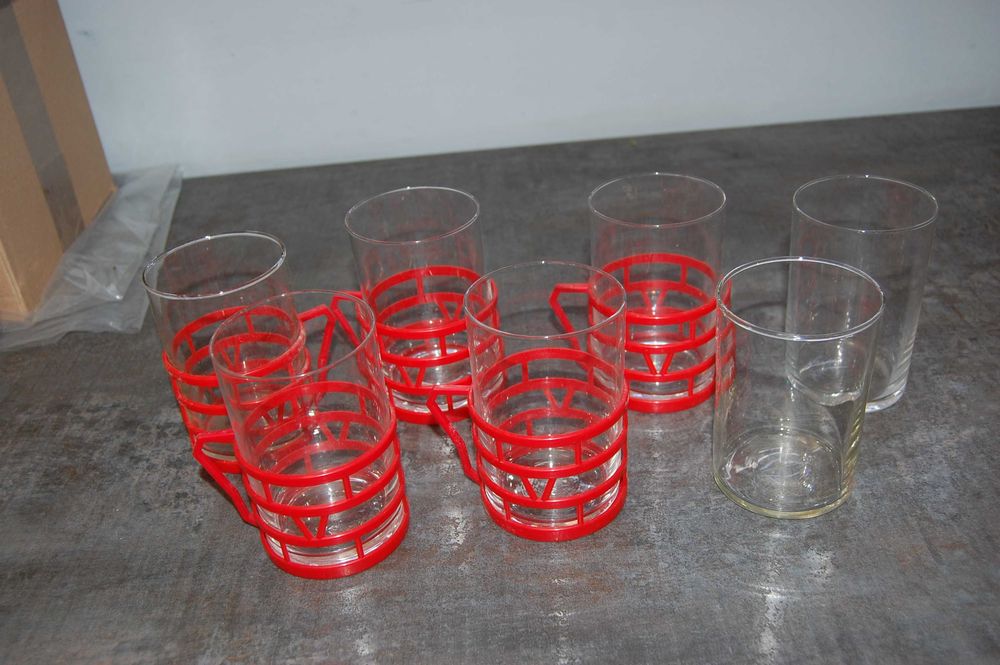 Szklanki z PRL z koszyczkami