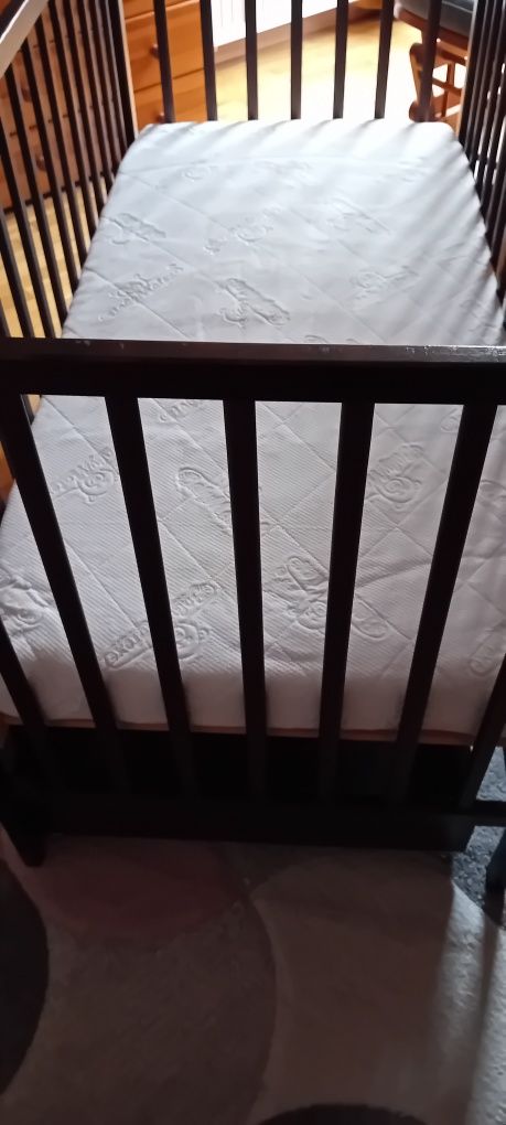 Woodies łóżeczko z szufladą materacem 60x120 niemowlęce łóżko brązowe