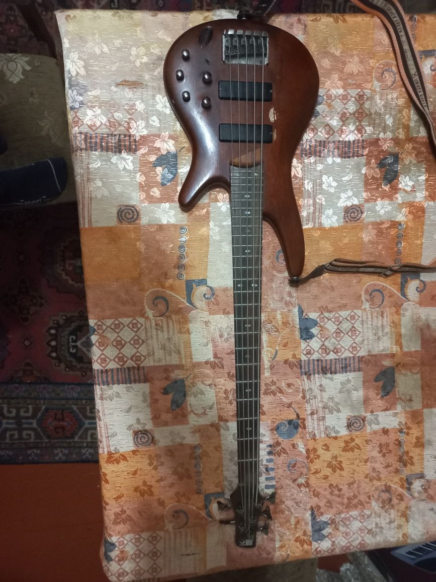 Ibanez 550 (актівний) 5 струн