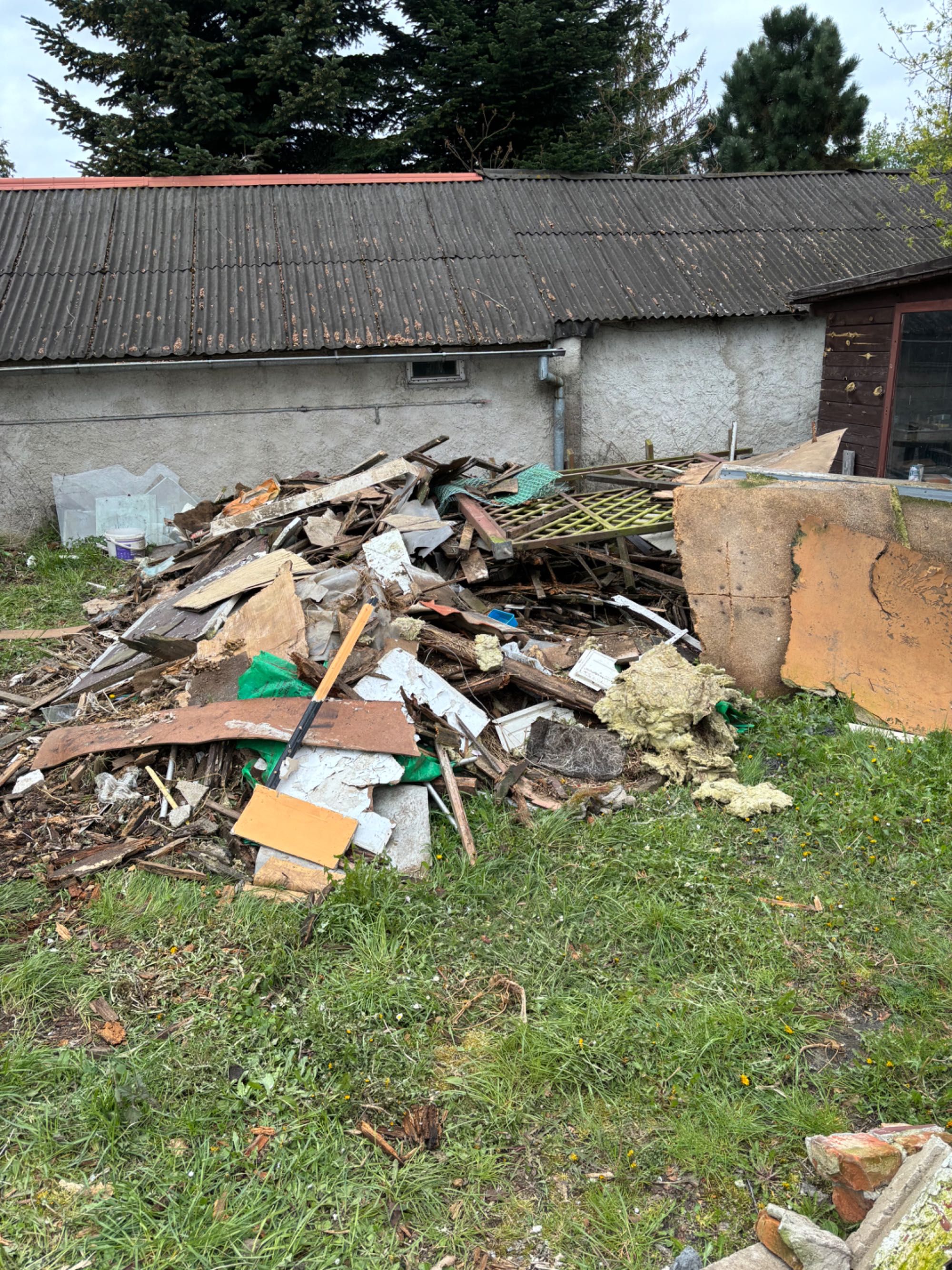 Drewno porozbiórkowe do palenia w piecu oddam za darmo.