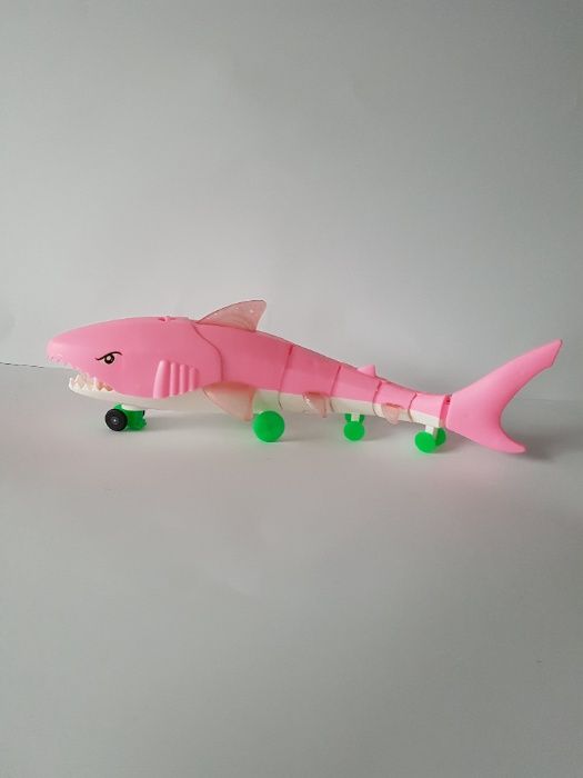 Rekin - jeździ ,świeci, gra  melodię "Baby shark"