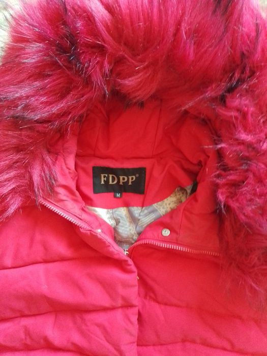 Красная женская куртка