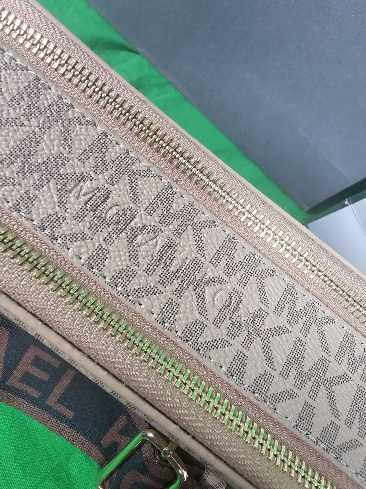 torebka kuferek monogram Michael Kors Torba Hit pudrowy Premium