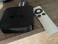 Apple TV  z pilotem i kablami