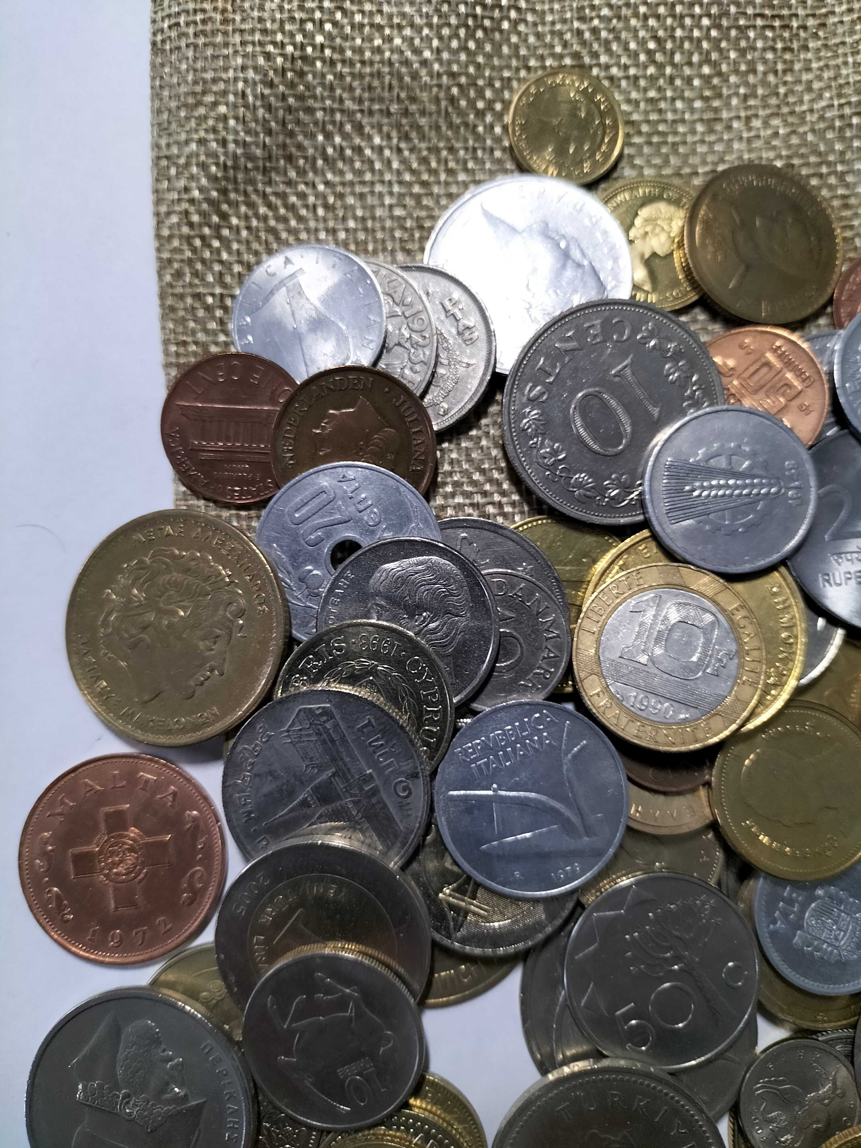 100 moedas diferentes de 40 países. Um bom começo para a coleção.