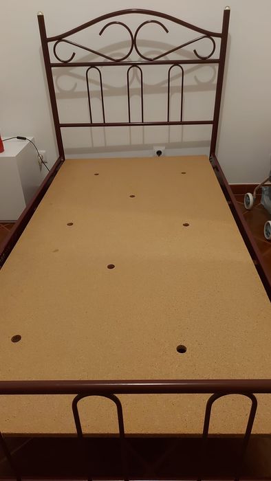 Cama de ferro excelente