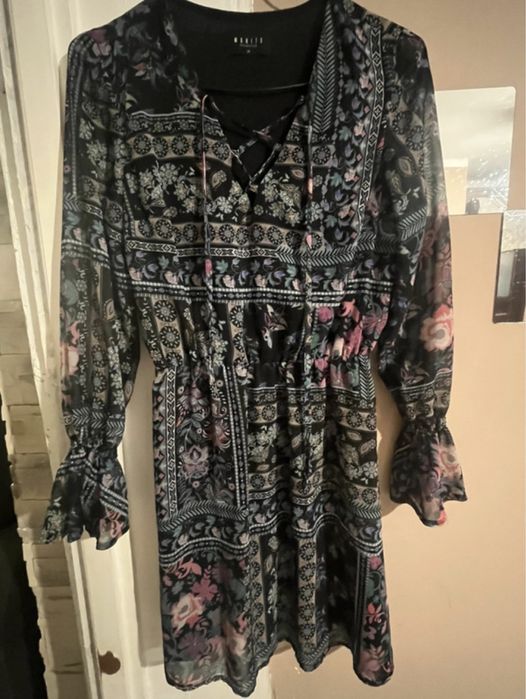 Sukienka czarna w ozdoby.