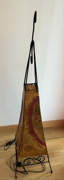 Candeeiro de chão, em couro pintado (Tunisia)