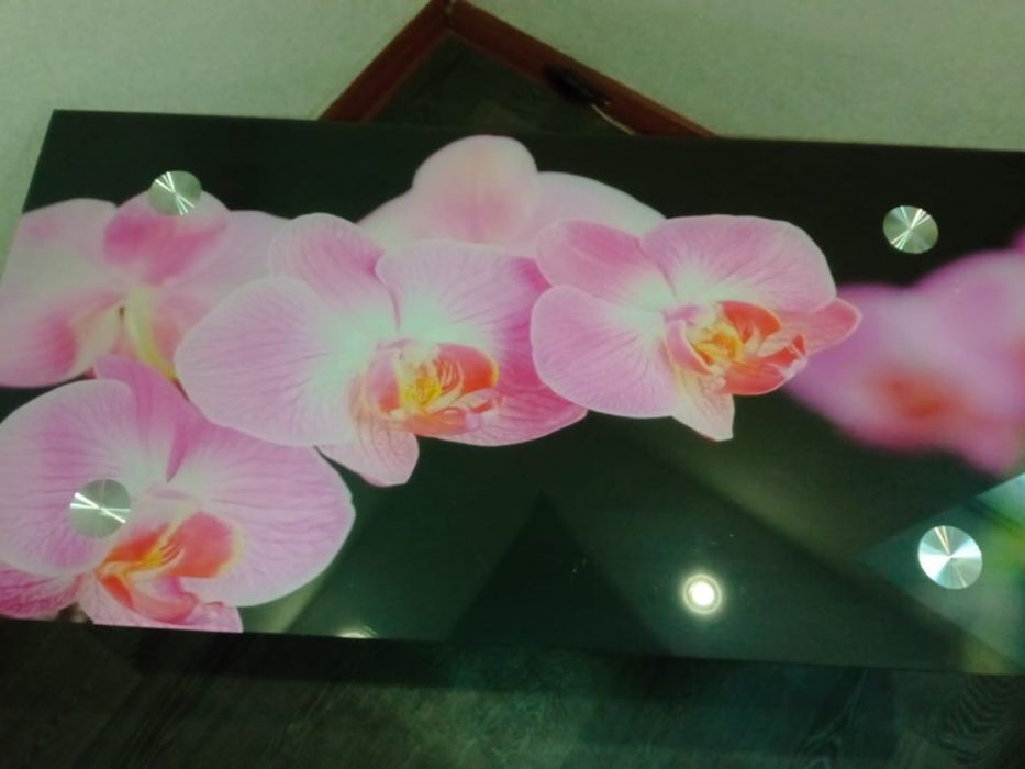 Продам стеклянный стол в отличном состоянии