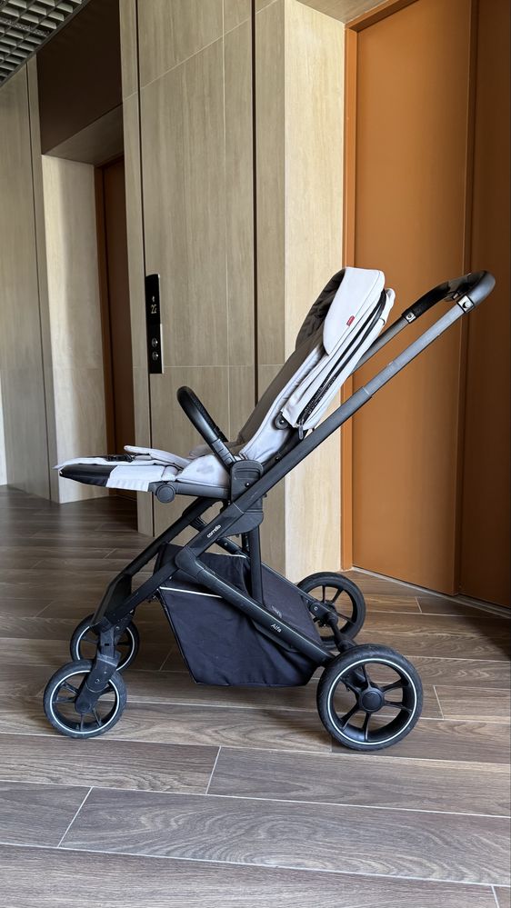Прогулянкова коляска Carrello Alfa з реверсивним сидінням
