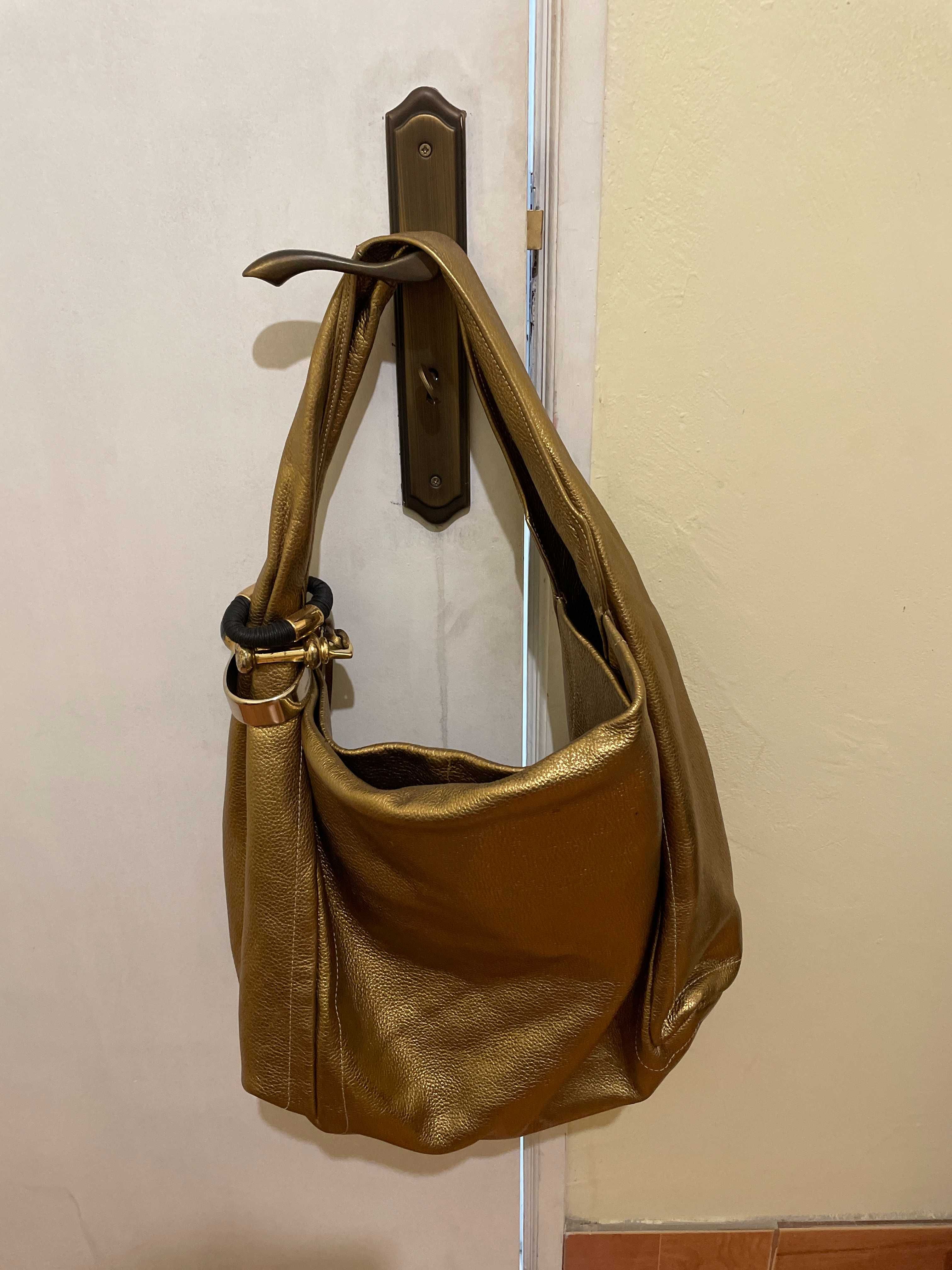 Mala Jimmy Choo dourada