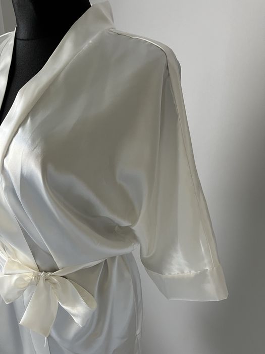 Biały szlafrok ślubny ślub przygotowania panna młoda