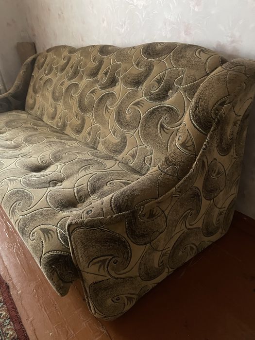 Диван двомісний -розкладний стан гарний