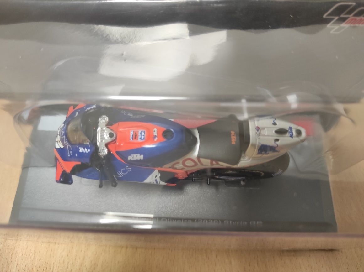 Miguel Oliveira KTM RC16 escala 1:18 inclui portes