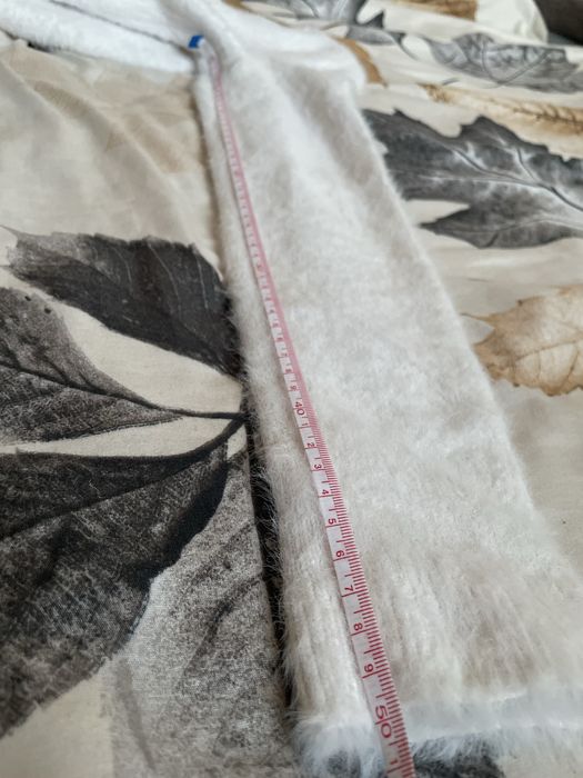 Śmietankowy kremowy futrzasty włochaty sweterek z głębszym dekoltem