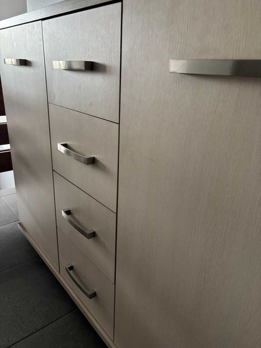 Duża komoda z szufladami i szafkami  i grubym blatem