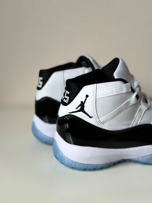 Чоловічі кросівки Air Jordan 11 Retro Black white кроссовки