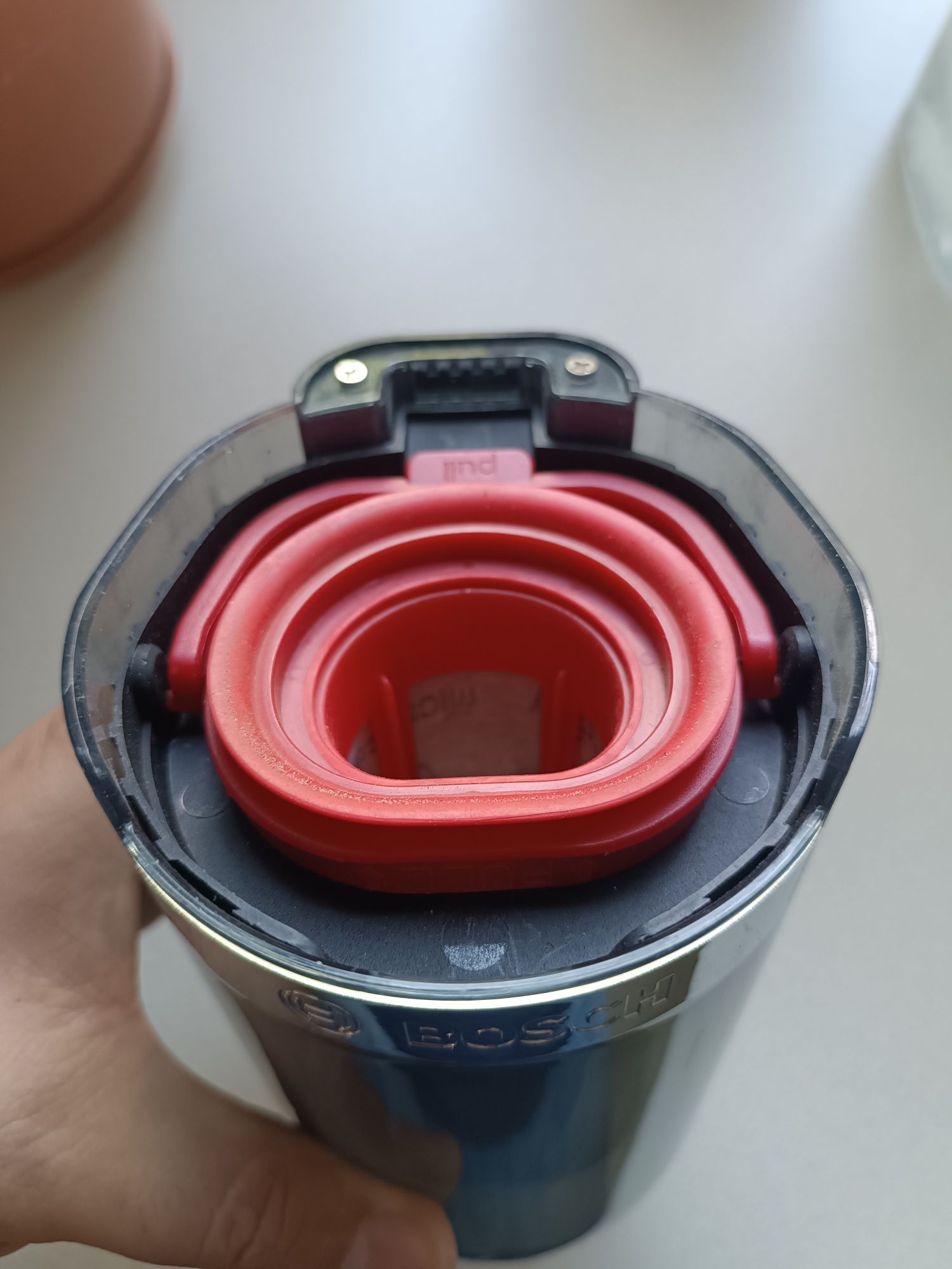 " Odkurzacz pionowy Bosch Flexxo Serie 4 - zbiornik