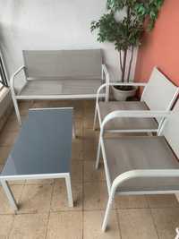 Mesa, cadeiras e sofa de jardim
