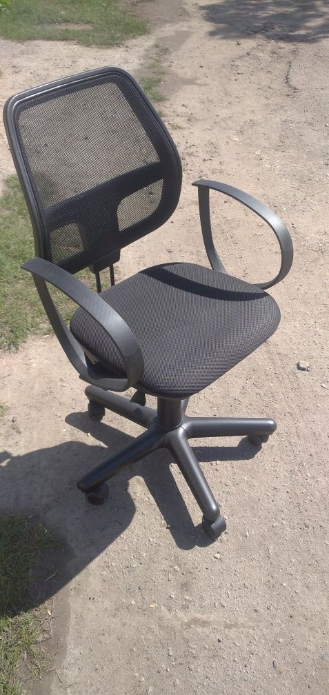 Продам два офісні крісла