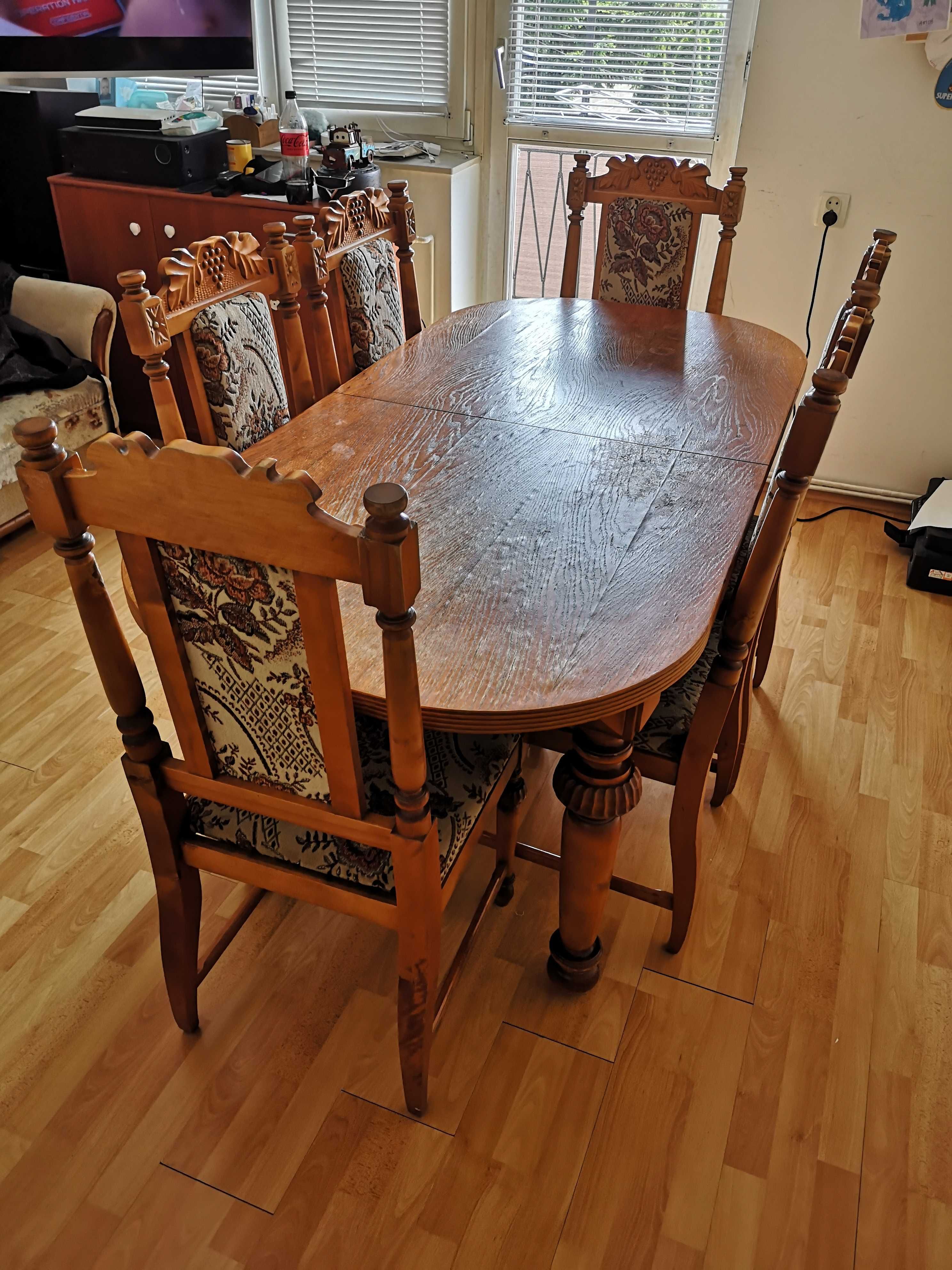 Stół rozkładany i 6 krzeseł.